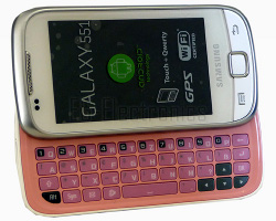 Das Samsung Galaxy 551 gibt's auch mit wei&szlig;em Geh&auml;use und pinkfarbener Tastatur